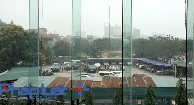 Toàn cảnh bãi xe không phép tồn tại gần 10 năm nay.