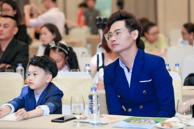 MC Hồng Phúc và con trai.