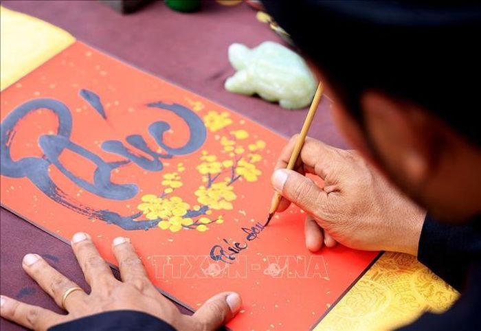 Ông đồ cho chữ ngày xuân.