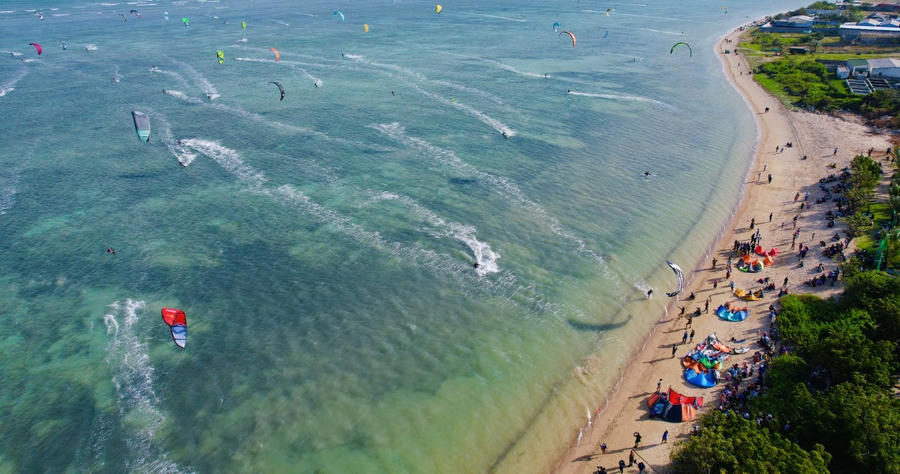 Sắc màu lướt ván diều tại Ninh Chữ trong chiều ngày 23/12. Ảnh: Nguyễn Thành