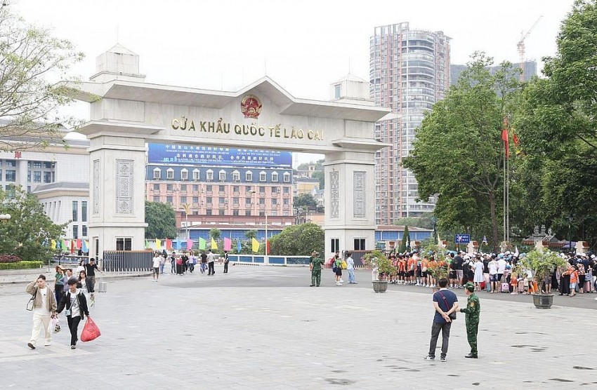 Lực lượng biên phòng hỗ trợ người dân, khách du lịch xuất - nhập cảnh. (Ảnh: Báo Lào Cai).