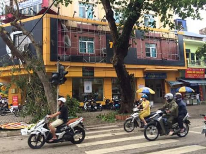 Đến 16h ngày 28/7 nhiều tuyến đường ngập lụt đã rút nước, người dân ra đường dọn dẹp sau bão. Ảnh: Thảo Nguyên.