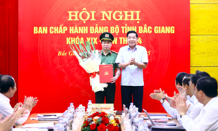 Ông Nguyễn Văn Gấu - Bí thư Tỉnh ủy Bắc Giang thừa ủy quyền của Ban Bí thư Trung ương Đảng trao quyết định cho Đại tá Nguyễn Quang Vinh - Giám đốc Công an tỉnh Bắc Giang tham gia Ban Chấp hành, Ban Thường vụ Tỉnh ủy Bắc Giang nhiệm kỳ 2020-2025. Ảnh: Báo BG
