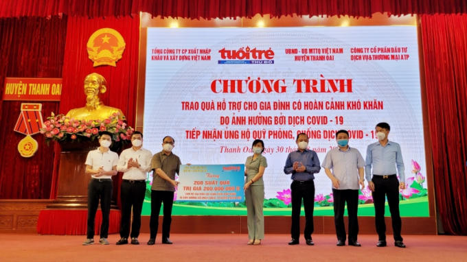 Đồng chí Nguyễn Mạnh Hưng, Tổng Biên tập báo Tuổi trẻ Thủ đô, ông Lý Quốc Bảo, TGĐ, ông Hồ Anh Tuấn, Phó TGĐ Công ty ATP trao tặng 200 suất quà tới Uỷ ban Mặt trận Tổ quốc huyện Thanh Oai để gửi tới người dân có hoàn cảnh khó khăn bởi Covid-19.