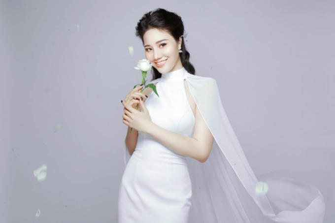 Dương Y&ecirc;́n Phi khoe nét đẹp hi&ecirc;̀n dịu trong b&ocirc;̣ đ&acirc;̀m trắng &ocirc;m sát