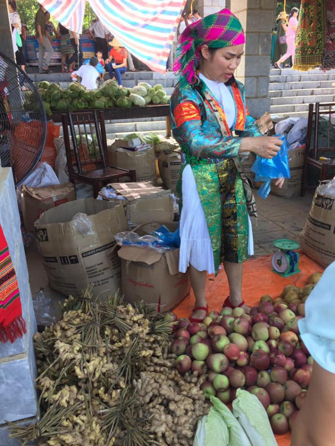 Các sản phẩm đặc trưng của dân tộc được bà con bày bán