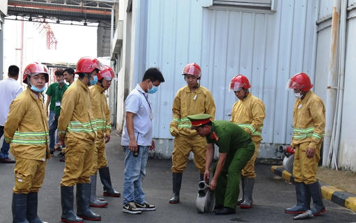Lực lượng Cảnh sát PCCC và cứu nạn cứu hộ hướng dẫn các đội PCCC doanh nghiệp đảm bảo an toàn PCCC trong quá trình sản xuất.
