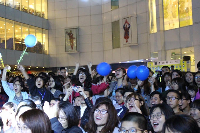 Khán giả có mặt tại IPH Shopping Center tỏ ra vô cùng hào hứng khi được nghe các tiết mục về môi trường kể bằng âm nhạc và nghệ thuật sân khấu cấp cao.