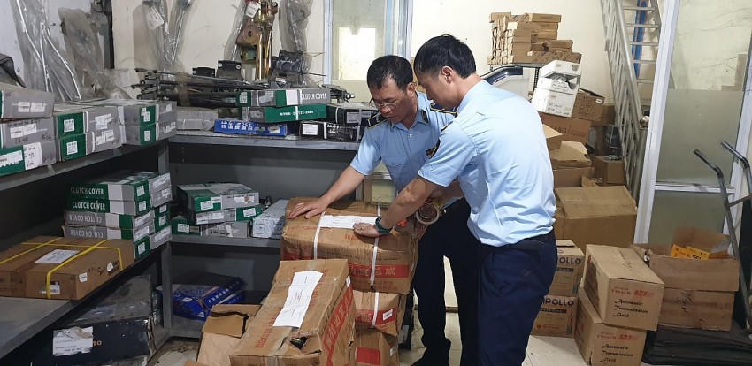 Lực lượng chức năng kiểm tra hàng hóa nhập lậu. (Ảnh: Đội Quản lý thị trường số 6)
