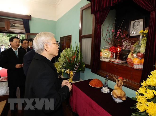 Tổng Bí thư Nguyễn Phú Trọng thăm nơi ở và làm việc của Chủ tịch Hồ Chí Minh. (Ảnh: Trí Dũng/TTXVN)