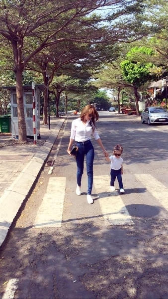 Cadie trông khá thoải mái và hồn nhiên khi tan trường. Ảnh: facebook.