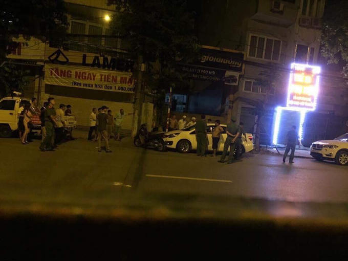 Công an sớm có mặt ở hiện trường để giải toả đám đông.