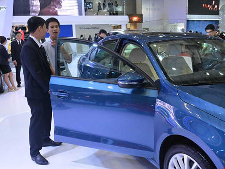 &Ocirc; t&ocirc; nhập khẩu trong khu vực ASEAN đang tr&agrave;n v&agrave;o Việt Nam. Trong ảnh: Kh&aacute;ch h&agrave;ng đang t&igrave;m mua &ocirc; t&ocirc;. Ảnh: QUANG HUY