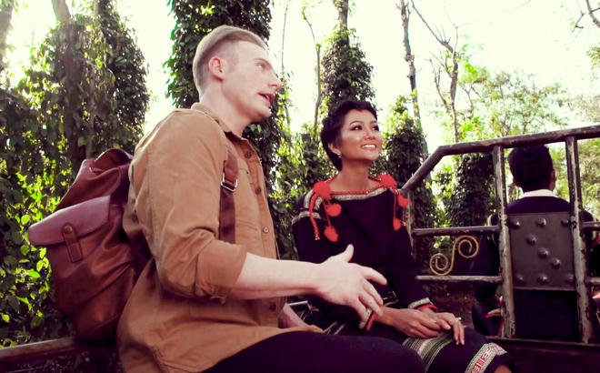 H'Hen Ni&ecirc; mặc trang phục mang đậm bản sắc qu&ecirc; hương v&agrave; thoải m&aacute;i ngồi xe c&ocirc;ng n&ocirc;ng để đi thăm vườn c&agrave; ph&ecirc;.&nbsp;&nbsp;(Nguồn: soha.vn)