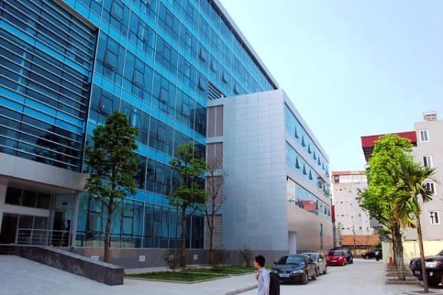 Khi đi khám tại Bệnh viện Giao thông vận tải phóng viên mất hơn 2h để hoàn thiện các thủ tục. Trong khi đó, chỉ cần ngồi quán trà đá 45p là "cò" sẽ mang tận tay người mua mà không cần phải khám.