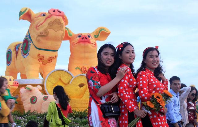 Các bạn trẻ vui xuân sớm. 