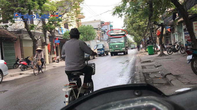 H&agrave;ng loạt xe mang ph&ugrave; hiệu đỏ t&ecirc;n &ldquo;Ba V&igrave;&rdquo; cơi nới th&agrave;nh th&ugrave;ng, c&oacute; dấu hiệu qu&aacute; tải... nhưng lại v&ocirc; tư hoạt động