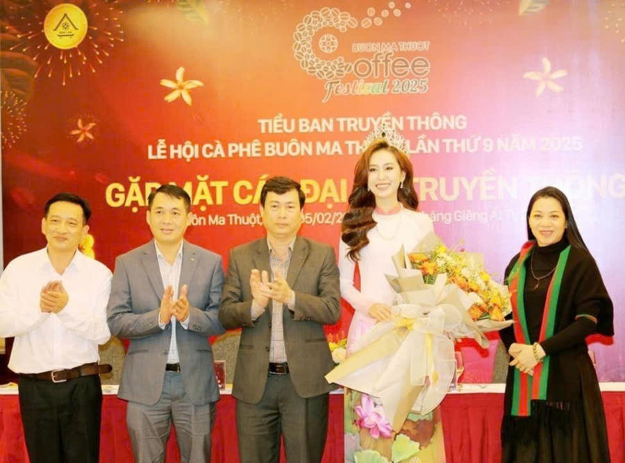 Lãnh đạo Sở Văn hóa- Thể thao và Du lịch và Sở Thông tin- Truyền thông tỉnh Đắk Lắk tặng hoa, cảm ơn sự tham gia của Đại sứ truyền thông Đinh Thị Hoa. Ảnh: N.T