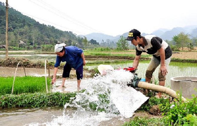 Bà con nông dân tranh thủ lấy nước để gieo cấy vụ Đông Xuân