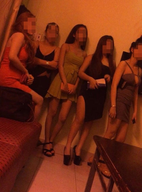 Các đào sẵn sàng phục vụ từ A tới Z trong những “công ty”.