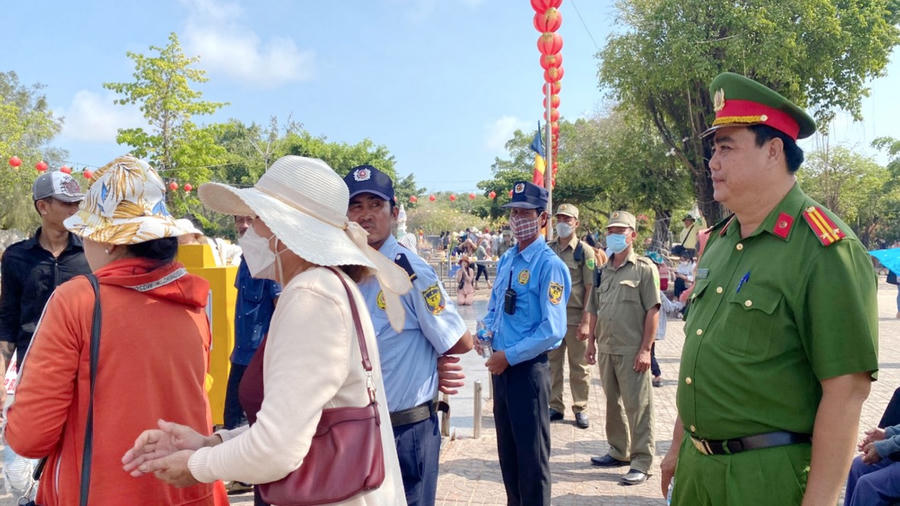 Lực lượng Công an phường Nhà Mát bảo vệ khu vực Quán âm Phật đài.