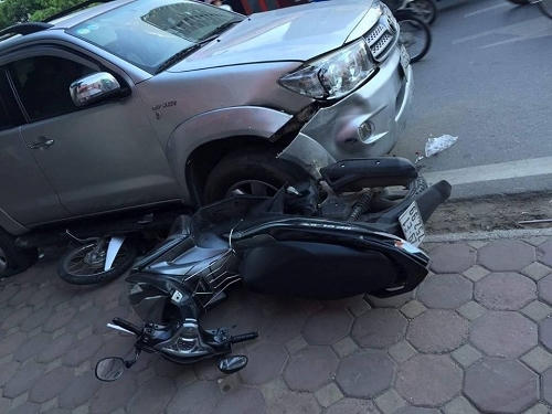 Vụ tai nạn li&ecirc;n ho&agrave;n l&agrave;m &ocirc; t&ocirc; v&agrave; nhiều xe m&aacute;y bị hư hỏng nặng, c&oacute; &iacute;t nhất 1 người bị thương. (Ảnh minh họa)