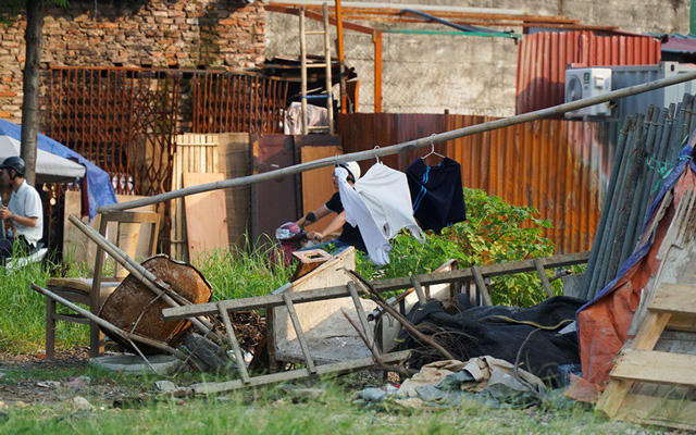 Cảnh phế liệu, rác thải ngổn ngang dưới gầm cầu đường sắt trên cao.