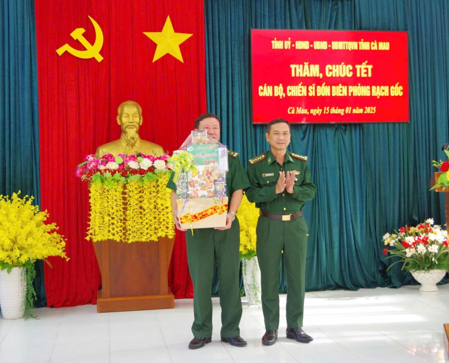 Đại tá Nguyễn Quang Hà - Phó Chính ủy BĐBP tỉnh Cà Mau, tặng quà và động viên cán bộ, chiến sĩ Đồn Biên phòng Rạch Gốc.