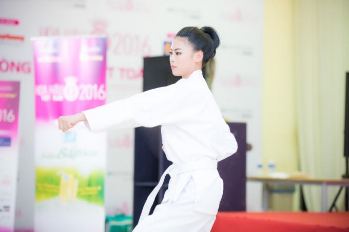 Là thí sinh thi tài cuối cùng, người đẹp Phố biển Cửa Lò 2016 Đào Thị Hà (SBD 094)  -  trổ tài múa quyền mạnh mẽ trên nền nhạc “Dòng máu Lạc Hồng”.