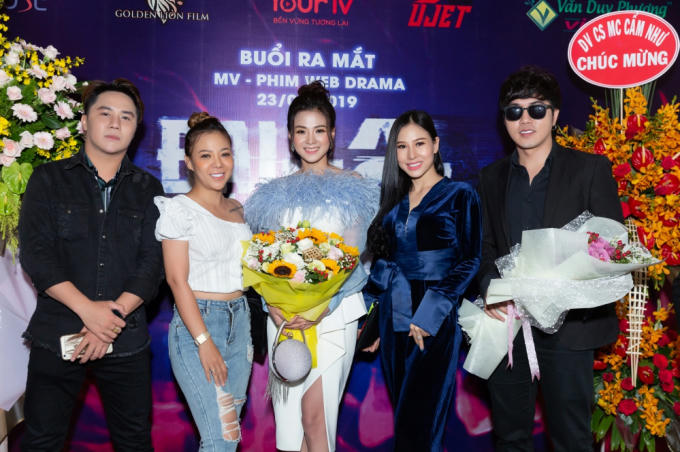 Các khách mời đến chúc mừng đoàn làm phim.