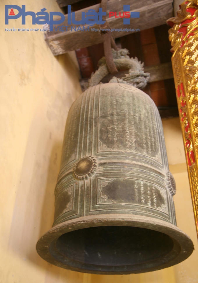 Một trong những chiếc chuông cổ có niên đại hàng trăm năm, âm chuông khi đánh lên âm vang, trong trẻo.