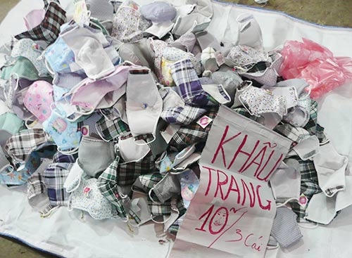 Nhiều người mua khẩu trang vỉa hè vì dễ mua, rẻ tiền.