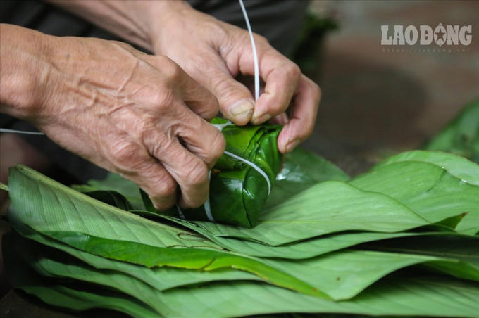 Mỗi người dân ở Hùng lô đều thành thạo gói bánh chưng.