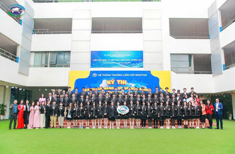 Đội tuyển HSG cấp Thành phố của Trường Newton chụp cùng BGH và giáo viên dẫn đội.