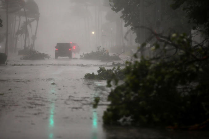 CNN cho biết hơn 1 triệu người đang chịu cảnh mất điện tại Florida. David Halstead, cựu giám đốc cơ quan ứng phó khẩn cấp của Florida, nói rằng tình trạng mất liên lạc của bang này giữa bão không khác gì các nhà du hành vũ trụ bay vào "vùng tối của mặt trăng". "Các bạn đang ở vùng tối của mặt trăng. Các bạn có nhớ khi tàu Apollo bay quanh mặt trăng và mất liên lạc? Không ai có thể giúp họ cho đến khi họ bay đến được phía kia của mặt trăng. Chuyện tương tự cũng xảy ra với công tác cứu hộ. Chúng ta không biết chuyện gì đang xảy ra. Chúng ta mất liên lạc với một số trường hợp", ông nói.
