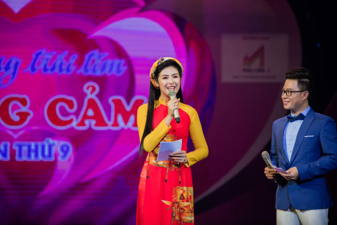 Hồng Quế bế con gái diễn áo dài cho Hoa hậu Ngọc Hân