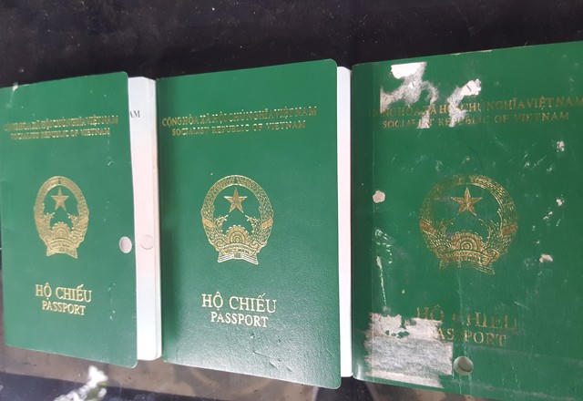 3 cuốn hộ chiếu mang tên Vương Thị Hoài Thu dán ảnh chân dung bà Trần Thị Bình