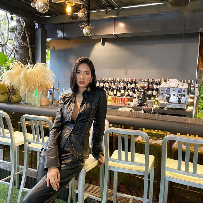 Hoàng Thuỳ, Mâu Thuỷ cùng diện mốt hững hờ cúc áo khoe vòng một nóng bỏng - ảnh 2
