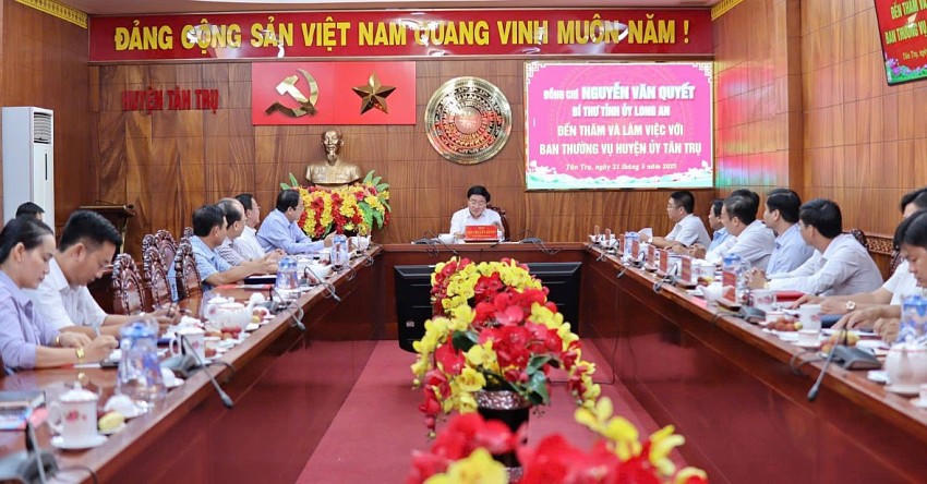 Bí thư Tỉnh ủy Long An Nguyễn Văn Quyết vừa đến thăm, làm việc với Ban Thường vụ Huyện ủy Tân Trụ.