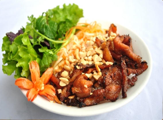 Bún thịt nướng rất quen thuộc với người dân xứ Huế. Bún thịt nướng sẽ được ăn cùng với rau sống thái nhỏ, rắc chút đậu phụng thơm giòn lên và trộn cùng nước lèo, một loại nước chấm quá thân thuộc và không thể thiếu với người Huế. Ảnh: Nhà hàng Nét Huế.