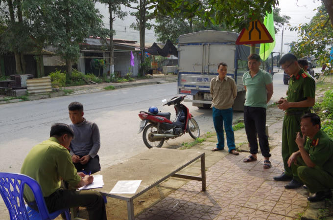 Tổ công tác lập biên bản xe vi phạm. (Ảnh: Hagiangtv).