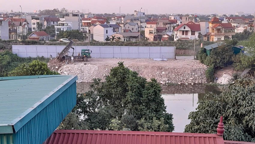 Việc đổ trộm phế thải xây dựng diễn ra vào ban ngày.