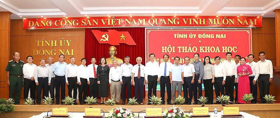 Các đại biểu chụp ảnh lưu niệm tại Hội thảo.