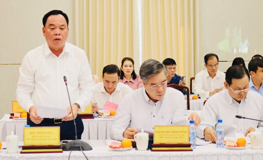 Chủ tịch UBND tỉnh Đồng Nai Võ Tấn Đức báo cáo tại hội nghị.