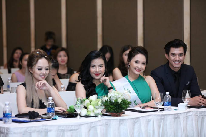 Bảo Thanh diện chiếc đầm xanh khoe nét tươi trẻ với vóc dáng đẹp của bà mẹ một con.