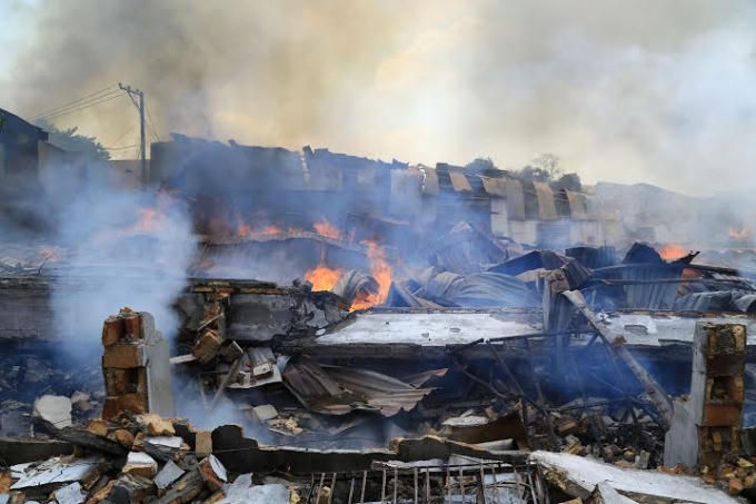 Hiện trường còn lại đám cháy.