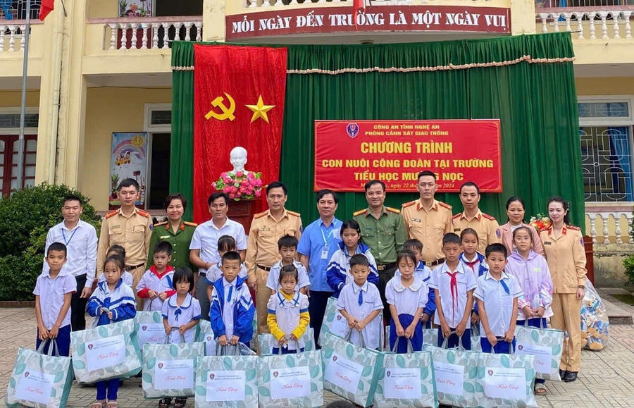 Ấm áp Chương trình “Con nuôi Công đoàn”.