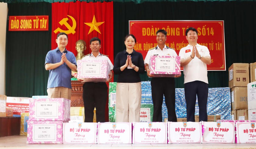 Thứ trưởng Nguyễn Thanh Tịnh, Trưởng đoàn công tác Bộ Tư pháp và hai Phó trưởng đoàn Trần Anh Đức (Chánh Văn phòng Đảng uỷ Bộ Tư pháp), Khương Thị Thanh Huyền (Chủ tịch Công đoàn Bộ Tư pháp) tặng quà cho quân, dân đảo Song Tử Tây