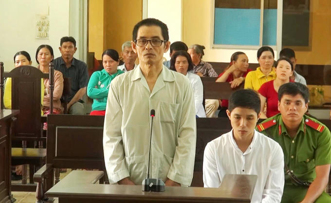 Bị cáo Thịnh (đứng) và Sơn tại phiên tòa xét xử sơ thẩm.