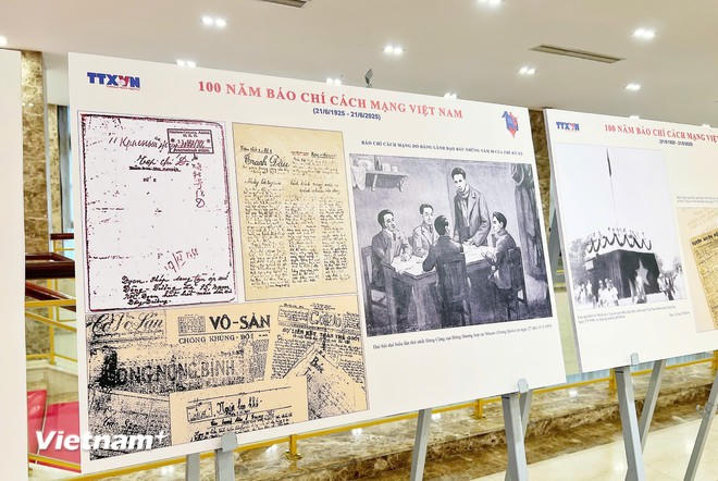 Lược sử báo chí cách mạng Việt Nam bằng ảnh tại Trưng bày ảnh chuyên đề "Thành tựu 100 năm báo chí cách mạng Việt Nam" của Thông tấn xã Việt Nam, thuộc khuôn khổ hội thảo. (Ảnh: Mai Mai/Vietnam+)